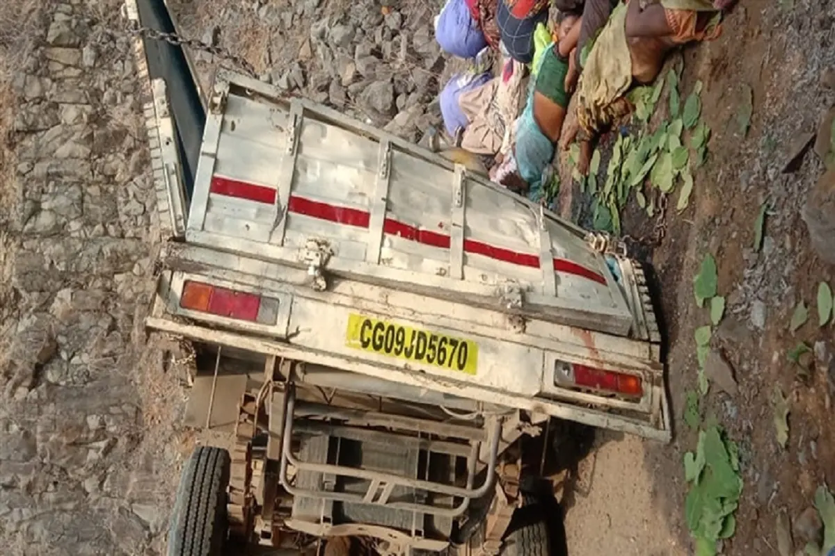 कवर्धा में पलटी तेज रफ्तार पिकअप
